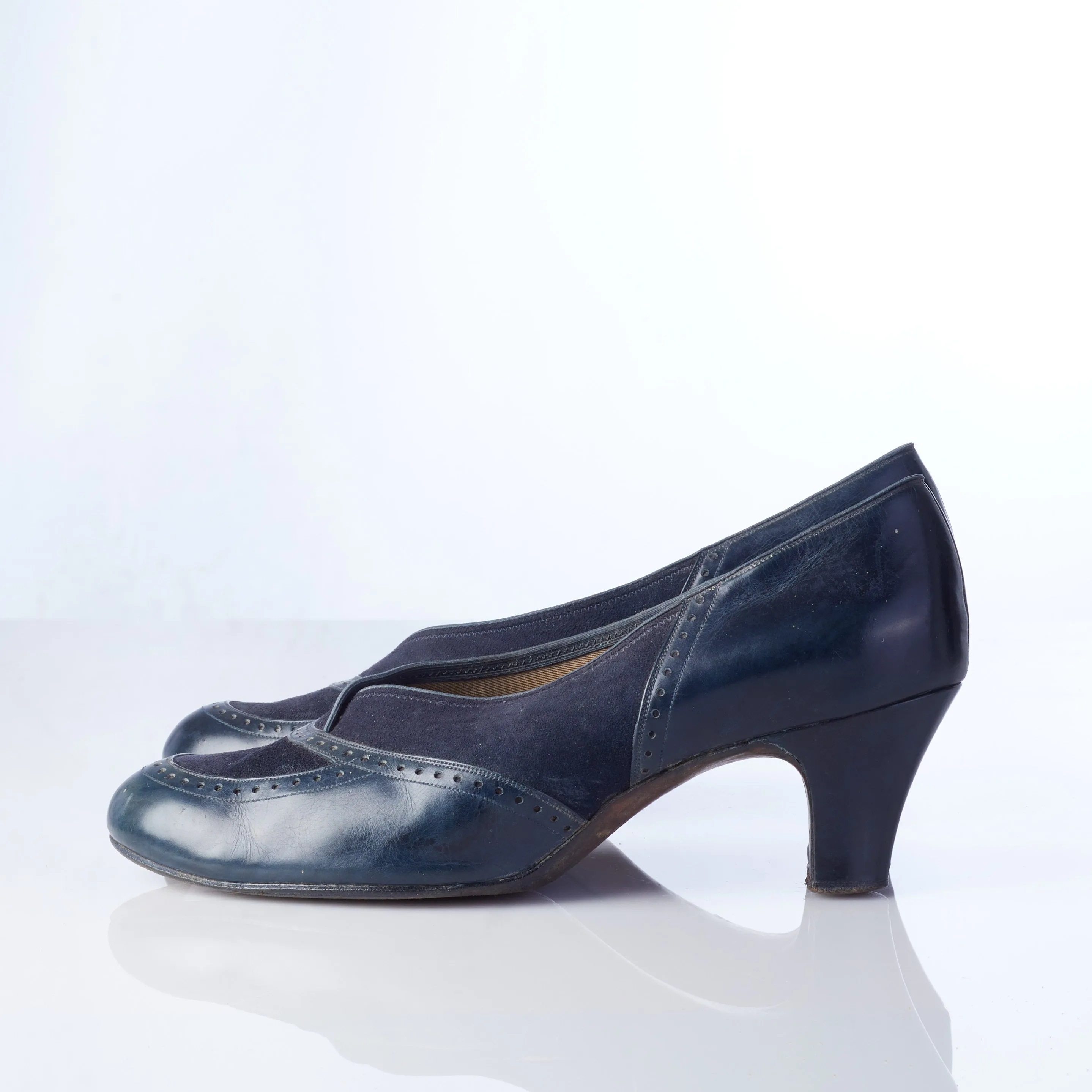 Vedette Vintage Court Shoe 1940's? Navy Blue Suede and Leather Size 38 (9AA)